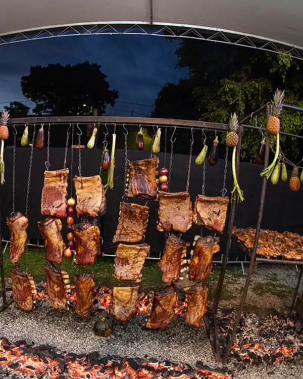 Costelas assando no churrasco fogo de chão