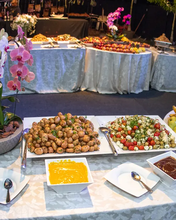 Mesa do open food com petiscos e saladas