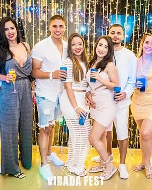 Turma de amigos vestidos de branco