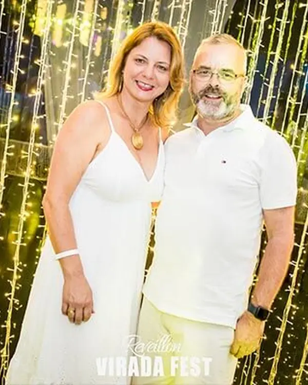 Casal na cortina de luzes