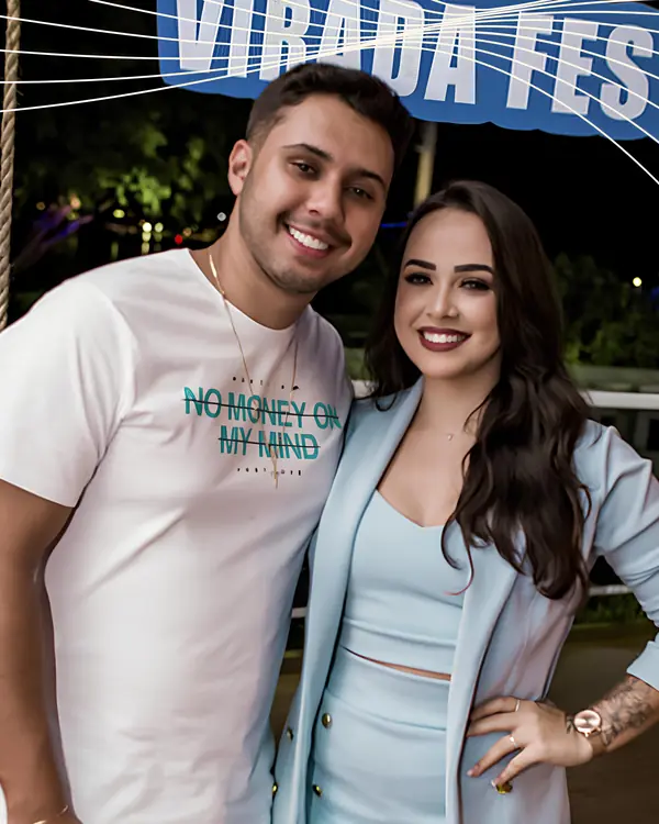 Casal na entrada do Virada Fest