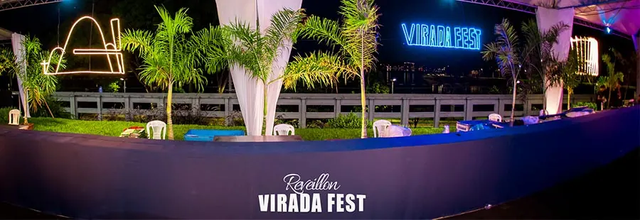 Área externa da Casa Pampulha iluminada, com bar e jardim